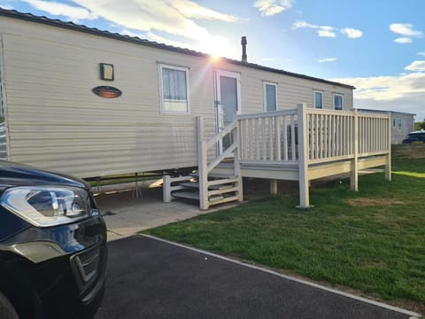 Tattershall Lakes Caravan Ezees Holiday Retreat Campground/ 
RV Resort in Tattershall