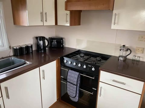 Tattershall Lakes Caravan Ezees Holiday Retreat Campground/ 
RV Resort in Tattershall