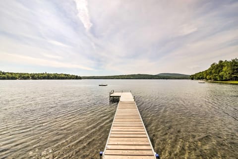 Beautiful Embden Pond Cabin with Dock and Kayaks! Maison in Embden