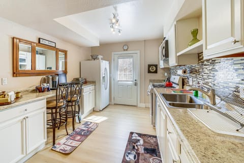 Pet-Friendly Sedona Getaway - 10 Mi to Downtown Apartment in Village of Oak Creek