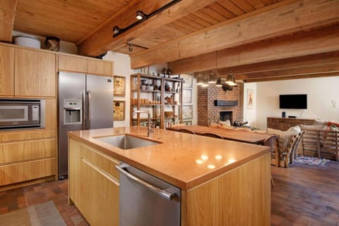 Cottonwoods Unit 1C, Downtown Condo with Upgraded Kitchen & Bathrooms Maison in Aspen