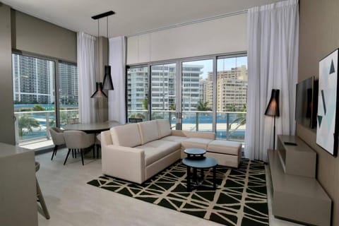 Luxury Two Bed Two Bath Beach Resort Condo 35 USD resort fee per day Apartment in Hollywood Beach