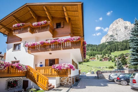 Facade/entrance, Natural landscape, View (from property/room), Mountain view, Parking