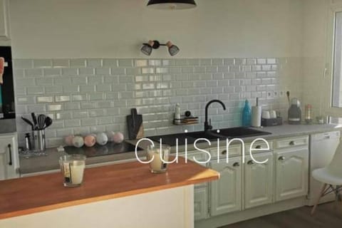 Coffee/tea facilities, Kitchen or kitchenette, stove