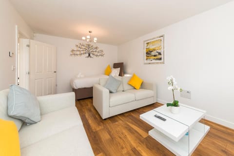 Greenfield's Oxlade Home - Modern 3 Bed room House, Langley, Slough House in Slough