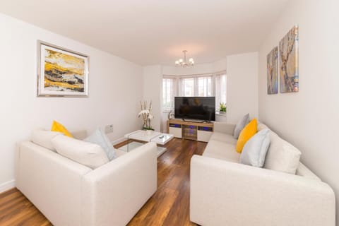 Greenfield's Oxlade Home - Modern 3 Bed room House, Langley, Slough House in Slough