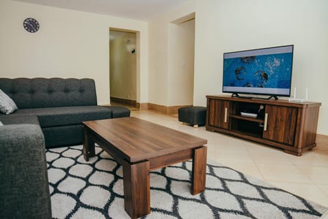 Elegant Art Deco Home with Free Wi-Fi, Parking, Netflix, Office Desk, Computer & Baby Cot in Ruaka Condo in Nairobi