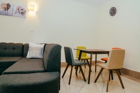 Elegant Art Deco Home with Free Wi-Fi, Parking, Netflix, Office Desk, Computer & Baby Cot in Ruaka Apartment in Nairobi