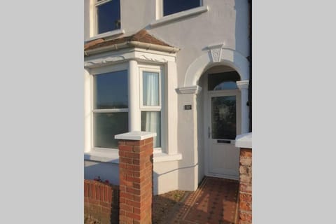 Beautiful house next to Beach & Park nr Zoo Newly refurbished House in Hythe