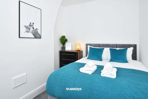 Gilman House by Truestays - 4 Bedroom House in Stoke-on-Trent House in Stoke-on-Trent