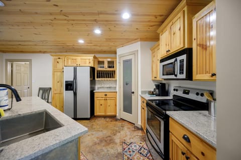 Coper Fox with Hot Tub and BBQ House in Broken Bow