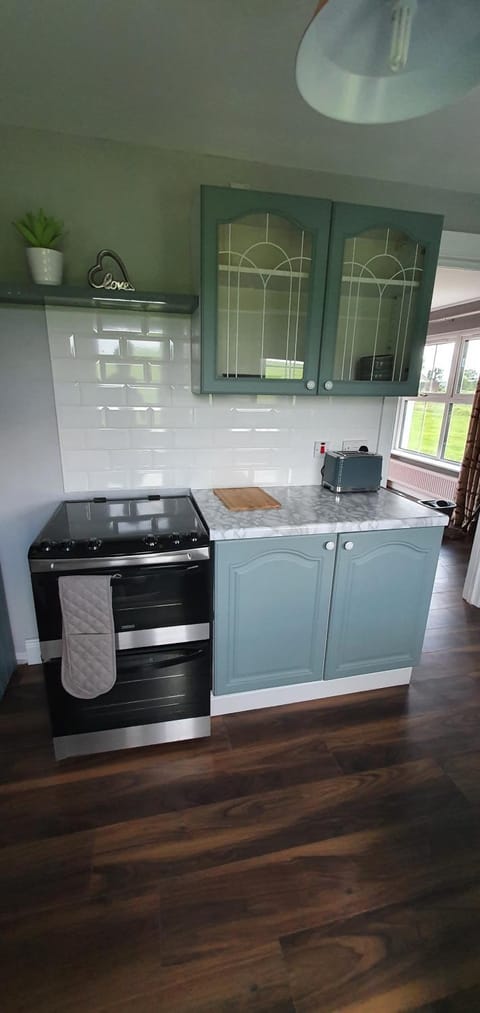 Kitchen or kitchenette, minibar, pet friendly, stove