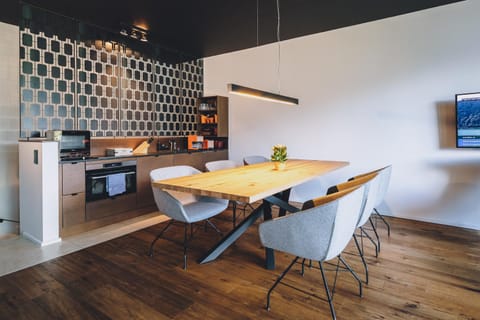 Kitchen or kitchenette, Dining area