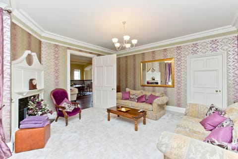 Luxury-3-bedroom Ramsay Garden Apartment next to Edinburgh Castle Apartment in Edinburgh