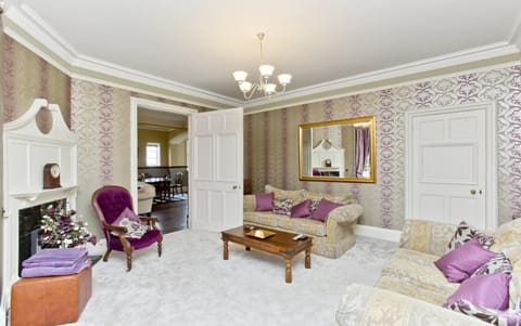 Luxury-3-bedroom Ramsay Garden Apartment next to Edinburgh Castle Apartment in Edinburgh