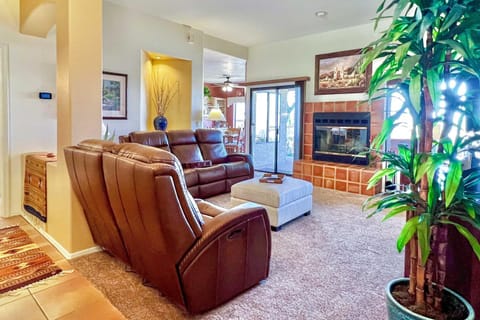 Oro Valley Getaway with Patio, BBQ and Mountain Views! House in Oro Valley