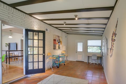Bright and Modern Texas Getaway - 7 Mi to The Alamo! House in San Antonio