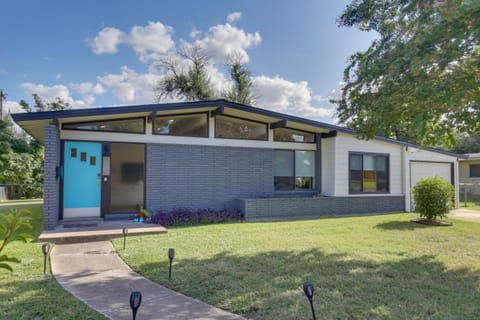 Bright and Modern Texas Getaway - 7 Mi to The Alamo! House in San Antonio