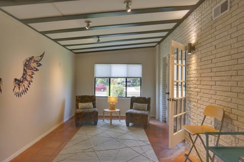 Bright and Modern Texas Getaway - 7 Mi to The Alamo! House in San Antonio