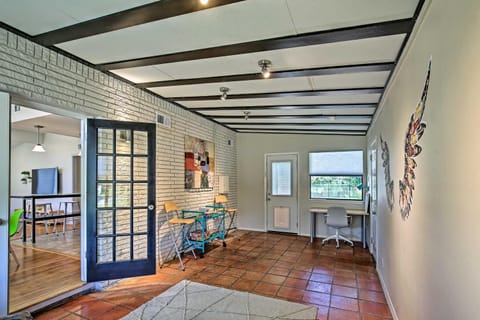 Bright and Modern Texas Getaway - 7 Mi to The Alamo! House in San Antonio
