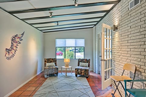 Bright and Modern Texas Getaway - 7 Mi to The Alamo! House in San Antonio