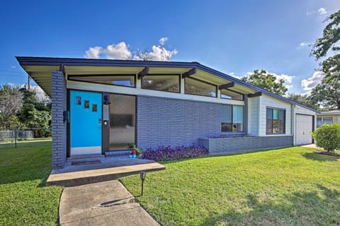 Bright and Modern Texas Getaway - 7 Mi to The Alamo! House in San Antonio