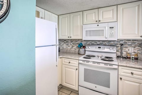 Baywatch Gem Oceanfront Condo with Beach and Pools! Condominio in Atlantic Beach