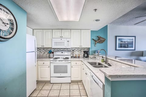 Baywatch Gem Oceanfront Condo with Beach and Pools! Copropriété in Atlantic Beach