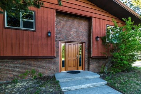 Property building, Facade/entrance, Spring, Day