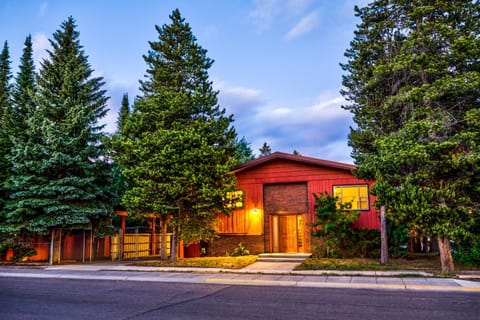 Property building, Day, Neighbourhood, Street view