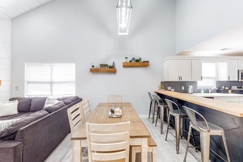 Pointe Royale Lofty Retreat at The Chic Chalet - Golf & Amenities Galore! Apartment in Branson