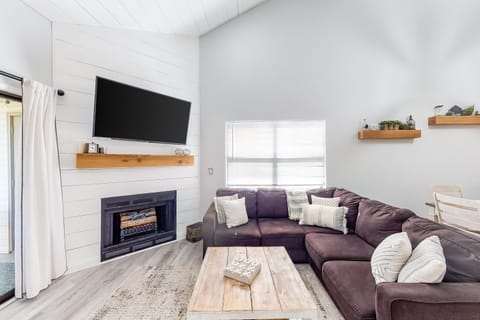 Pointe Royale Lofty Retreat at The Chic Chalet - Golf & Amenities Galore! Apartment in Branson