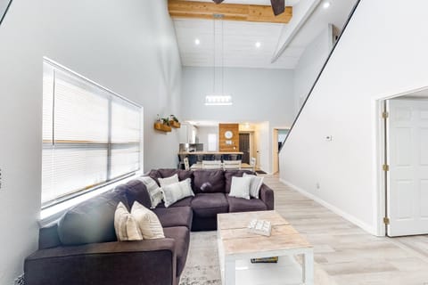 Pointe Royale Lofty Retreat at The Chic Chalet - Golf & Amenities Galore! Apartment in Branson