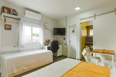 Bed, TV and multimedia, Photo of the whole room, Seating area, hair dresser, air conditioner