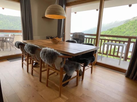 Dining area, Mountain view