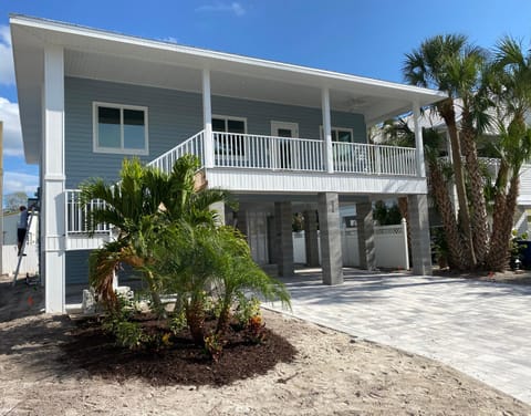 Brand New Tropical Paradise Pool Home - Walk to Beach and Downtown Casa in Estero Island