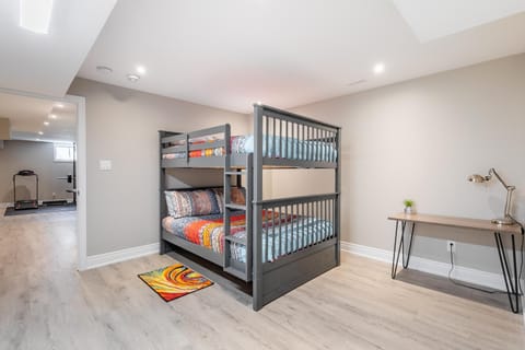 Bedroom, bunk bed