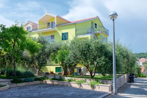 Facade/entrance, Garden view