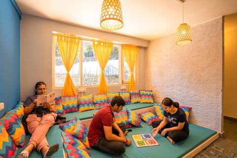 Living room, Seating area, group of guests