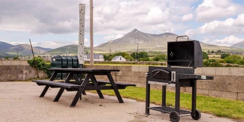 Nearby landmark, Natural landscape, BBQ facilities, Dining area, Evening entertainment, Mountain view