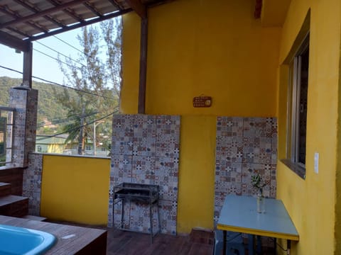 Cantinho Feliz de Muriqui / Casa amarela Casa in Mangaratiba