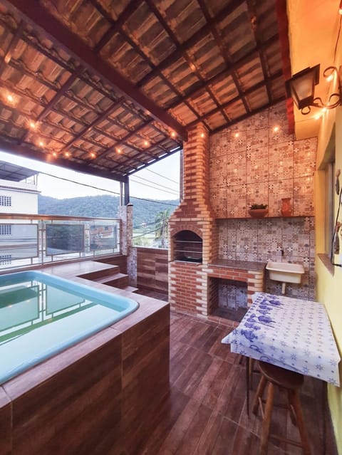 Cantinho Feliz de Muriqui / Casa amarela House in Mangaratiba