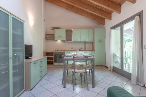 Day, Kitchen or kitchenette, Photo of the whole room, Dining area