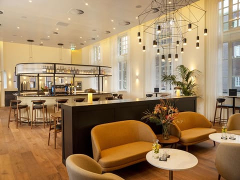 Restaurant/places to eat, Lounge or bar