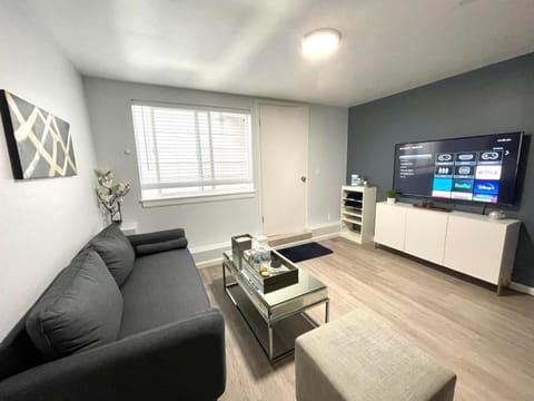 TV and multimedia, Living room, Seating area, Evening entertainment