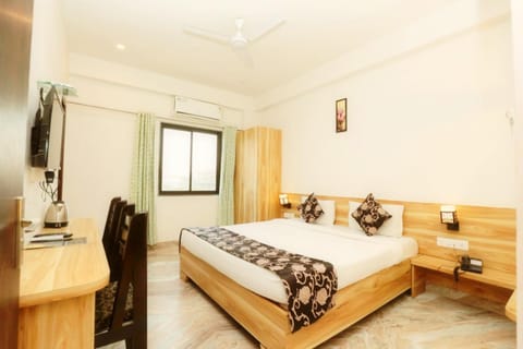 Shower, Restaurant/places to eat, Bathroom, Bedroom, Parking, wardrobe, air conditioner