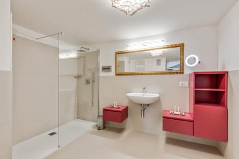 Shower, Toilet, Bathroom, towels