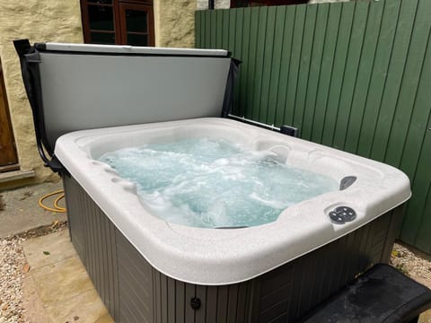 Cottage With Hot Tub in Pembrokeshire Casa in Haverfordwest