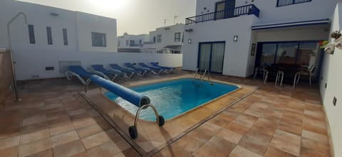 Balcony/Terrace, Swimming pool, sunbed