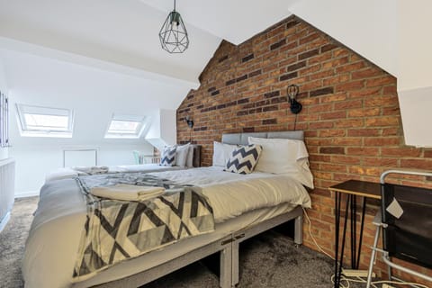 Stylish 5 Bedroom 5 Bathroom House (Sleeps 10) with Garden, Smart TV and Free Parking by Yoko Property House in Coventry